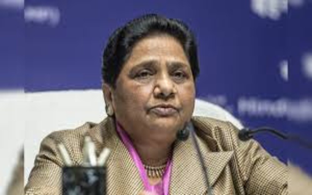 राजनीति की गिरती गरिमा: जब ‘सोशल मीडिया’ बना अपमान का अस्त्र राजनीति की गिरती गरिमा: जब 'सोशल मीडिया' बना अपमान का अस्त्र