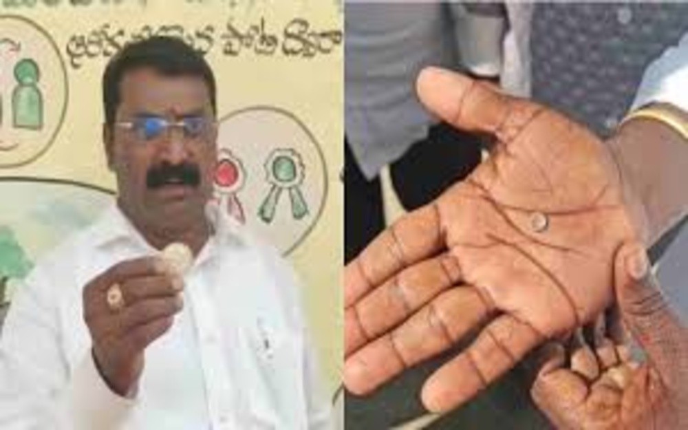 तेलंगाना: मेडचल नगर निकाय चुनाव में मतदाता को लुभाने के लिए नकली चाँदी तेलंगाना के मेडचल में नगर निकाय चुनावों के दौरान मतदाताओं को नकली चांदी के सिक्के बांटने का मामला सामने आया है। बीजेपी उम्मीदवार पर लगे आरोपों से हड़कंप।