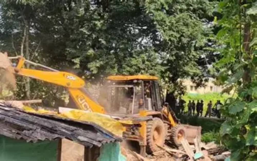 त्रिपुरा : सियासी घमासान सीपीआई(एम) दफ्तरों पर ‘बुलडोजर एक्शन’ की माँग त्रिपुरा में सियासी घमासान: सीपीआई(एम) दफ्तरों पर ‘बुलडोजर एक्शन’ की मांग