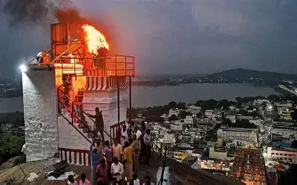 तमिलनाडु दीपम विवाद: मदुरै हाईकोर्ट, 5 लोगों की टीम जलाए पहाड़ी पर दीप तमिलनाडु दीपम विवाद: मदुरै हाईकोर्ट, 5 लोगों की टीम जलाए पहाड़ी पर दीप
