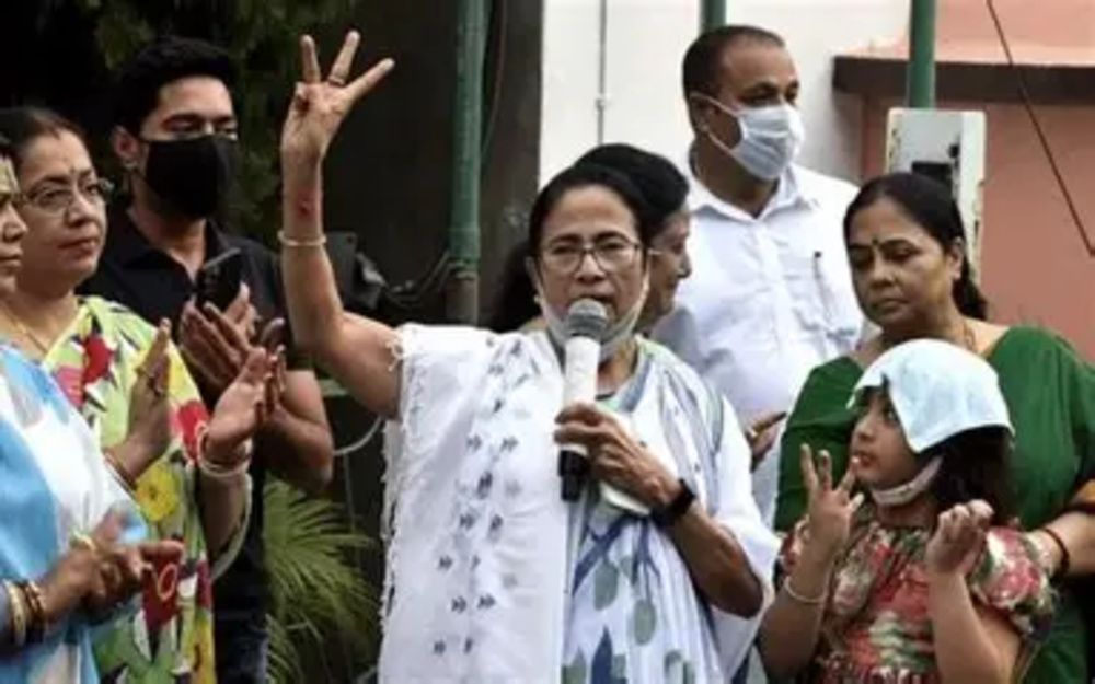 पश्चिम बंगाल में आदिवासी राजनीति : चुनावी रणनीति की नई जंग पश्चिम बंगाल में आदिवासी राजनीति : चुनावी रणनीति की नई जंग