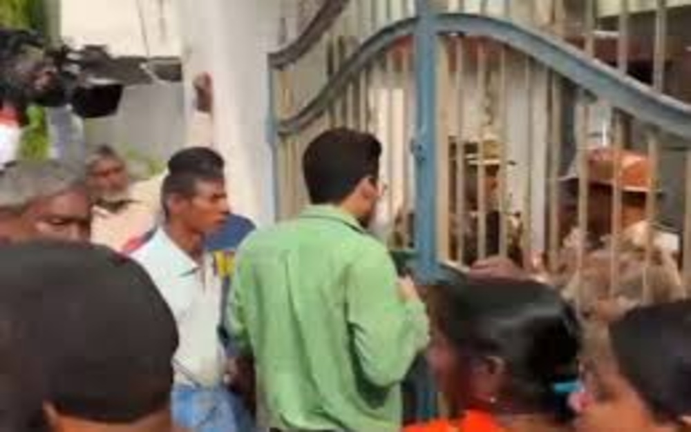 मालदा के बलुआ चारा हाई स्कूल बूथ पर , EVM खराबी त्वरित सुधार मालदा के बलुआ चारा हाई स्कूल बूथ पर , EVM खराबी त्वरित सुधार