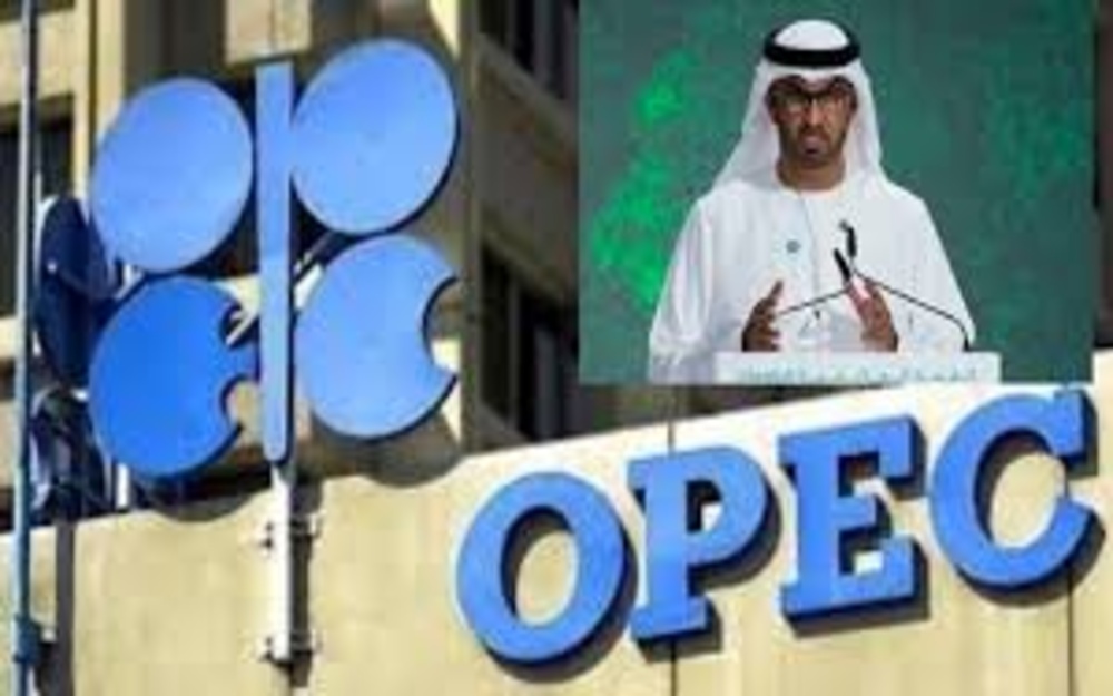 यूएई का OPEC से बाहर: तेल, ताकत और जियोपॉलिटिक्स का बड़ा खेल दुनिया की राजनीति में तेल केवल ऊर्जा का स्रोत नहीं, बल्कि शक्ति और रणनीति का सबसे बड़ा हथियार भी है। जब संयुक्त अरब अमीरात (यूएई) ने OPEC से बाहर निकलने का फैसला किया, तो पूरी दुनिया में इसकी चर्चा शुरू हो गई। यह केवल एक आर्थिक निर्णय नहीं था, बल्कि इसके पीछे गहरी जियोपॉलिटिक्स, ऊर्जा रणनीति और भविष्य की वैश्विक शक्ति संतुलन की कहानी छिपी हुई है। क्या है OPEC? OPEC यानी “ऑर्गेनाइजेशन ऑफ पेट्रोलियम एक्सपोर्टिंग कंट्रीज़” की स्थापना वर्ष 1960 में हुई थी। इसका मुख्य उद्देश्य तेल उत्पादक देशों को एक मंच पर लाना और वैश्विक तेल बाजार को नियंत्रित करना था। इस संगठन की शुरुआत ईरान, इराक, कुवैत, सऊदी अरब और वेनेजुएला ने मिलकर की थी। बाद में कई अन्य तेल उत्पादक देश भी इसमें शामिल हुए। OPEC का सबसे बड़ा काम यह तय करना होता है कि कौन सा सदस्य देश कितना तेल उत्पादन करेगा। इसी के आधार पर वैश्विक बाजार में तेल की कीमतें ऊपर-नीचे होती हैं। अगर OPEC उत्पादन कम कर देता है तो बाजार में तेल की सप्लाई घट जाती है और कीमतें बढ़ जाती हैं। वहीं उत्पादन बढ़ने पर तेल सस्ता हो जाता है। यही कारण है कि पूरी दुनिया की अर्थव्यवस्था पर OPEC का सीधा प्रभाव पड़ता है। OPEC Plus क्या है? समय के साथ OPEC ने कुछ गैर-सदस्य देशों के साथ भी साझेदारी शुरू की। इनमें रूस जैसे बड़े तेल उत्पादक देश शामिल थे। इस गठबंधन को OPEC Plus कहा गया। OPEC Plus का उद्देश्य वैश्विक तेल बाजार को और अधिक प्रभावी ढंग से नियंत्रित करना था। रूस, कजाकिस्तान और अन्य देशों के जुड़ने से यह समूह दुनिया के लगभग आधे से ज्यादा तेल उत्पादन को प्रभावित करने लगा। यूएई ने क्यों छोड़ा OPEC? यूएई का OPEC से बाहर निकलना पूरी दुनिया के लिए चौंकाने वाला फैसला था। आधिकारिक तौर पर यूएई ने कहा कि वह अब अपनी ऊर्जा रणनीति को नए तरीके से विकसित करना चाहता है। देश तेल के साथ-साथ गैस, नवीकरणीय ऊर्जा और नई तकनीकों पर ध्यान केंद्रित करना चाहता है। लेकिन इसके पीछे केवल यही कारण नहीं थे। असल में OPEC के भीतर तेल उत्पादन को लेकर लंबे समय से मतभेद चल रहे थे। यूएई चाहता था कि उसे अधिक तेल उत्पादन की अनुमति मिले ताकि वह अपने संसाधनों का ज्यादा उपयोग कर सके। लेकिन OPEC की सामूहिक नीतियों के कारण ऐसा संभव नहीं हो पा रहा था। यूएई को यह भी लगने लगा था कि भविष्य की दुनिया केवल तेल पर आधारित नहीं रहेगी। आने वाले समय में ग्रीन एनर्जी, इलेक्ट्रिक वाहन और वैकल्पिक ऊर्जा स्रोत तेजी से बढ़ेंगे। ऐसे में वह अपनी अर्थव्यवस्था को तेल पर पूरी तरह निर्भर नहीं रखना चाहता। जियोपॉलिटिक्स का बड़ा संकेत यूएई का यह कदम केवल आर्थिक नहीं बल्कि राजनीतिक संदेश भी माना जा रहा है। मध्य पूर्व में लंबे समय से सऊदी अरब और ईरान का प्रभाव रहा है। OPEC में भी सऊदी अरब की भूमिका सबसे मजबूत मानी जाती है। यूएई अब खुद को केवल एक तेल उत्पादक देश के रूप में नहीं बल्कि वैश्विक निवेश, व्यापार और तकनीकी केंद्र के रूप में स्थापित करना चाहता है। दुबई और अबू धाबी पहले ही अंतरराष्ट्रीय वित्त और व्यापार के बड़े हब बन चुके हैं। विशेषज्ञों का मानना है कि यूएई अब अपनी स्वतंत्र विदेश नीति और आर्थिक रणनीति पर ज्यादा जोर दे रहा है। यही कारण है कि उसने OPEC जैसी सामूहिक व्यवस्था से अलग रास्ता चुना। दुनिया पर क्या होगा असर? यूएई के इस फैसले का असर वैश्विक तेल बाजार पर पड़ सकता है। अगर बड़े तेल उत्पादक देश OPEC की नीतियों से अलग होने लगें तो तेल की कीमतों को नियंत्रित करना मुश्किल हो जाएगा। इससे दुनिया में तेल की कीमतों में अस्थिरता बढ़ सकती है। पेट्रोल और डीजल महंगे हो सकते हैं, जिसका असर आम लोगों की जिंदगी से लेकर वैश्विक अर्थव्यवस्था तक पड़ेगा। इसके अलावा यह फैसला OPEC की एकता पर भी सवाल खड़े करता है। अगर भविष्य में अन्य देश भी इसी तरह अलग होने लगे तो संगठन की ताकत कमजोर हो सकती है। तेल की राजनीति का भविष्य आज दुनिया ऊर्जा परिवर्तन के दौर से गुजर रही है। एक तरफ तेल और गैस अभी भी वैश्विक अर्थव्यवस्था की रीढ़ हैं, तो दूसरी तरफ ग्रीन एनर्जी की ओर तेजी से कदम बढ़ रहे हैं। यूएई इस बदलाव को जल्दी समझ चुका है। यही वजह है कि वह तेल से आगे बढ़कर नई ऊर्जा और तकनीक आधारित अर्थव्यवस्था तैयार करने में जुटा है। OPEC से बाहर निकलना इसी बड़ी रणनीति का हिस्सा माना जा रहा है। आने वाले वर्षों में यह फैसला मध्य पूर्व की राजनीति और वैश्विक ऊर्जा बाजार दोनों को गहराई से प्रभावित कर सकता है।