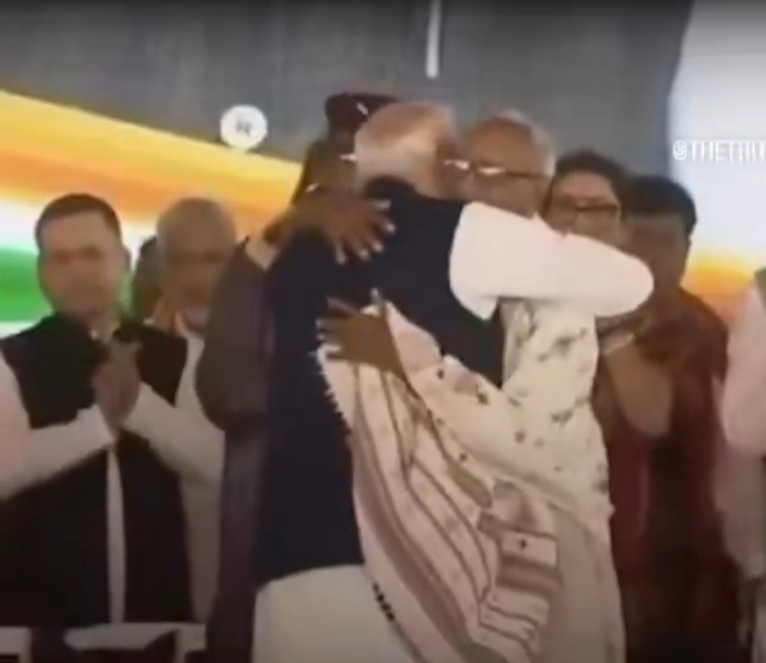 कोलकाता में भावुक क्षण: 98 वर्षीय भाजपा कार्यकर्ता के प्रधानमंत्री मोदी ने छुए पैर