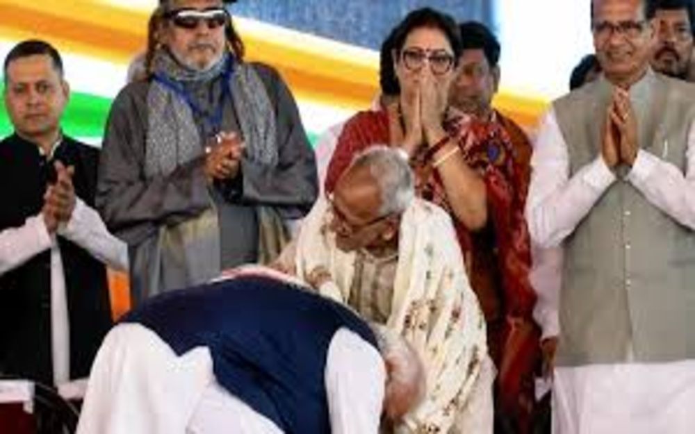 मक्खनलाल सरकार जनसंघ के नेता जिनसे पीएम मोदी ने आशीर्वाद लिया मक्खनलाल सरकार जनसंघ के नेता जिनसे पीएम मोदी ने आशीर्वाद लिया