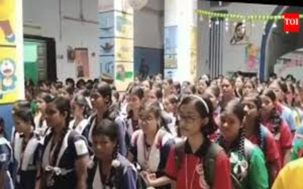 पश्चिम बंगाल : स्कूलों में बड़ा बदलाव अब हर सुबह अनिवार्य होगा वंदे मातरम पश्चिम बंगाल : स्कूलों में बड़ा बदलाव अब हर सुबह अनिवार्य होगा वंदे मातरम