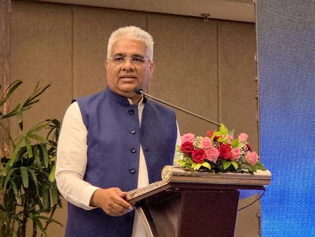 नई दिल्ली :एक ही दिन में पर्यावरण मंत्री के तीन शीर्ष सहयोगी हटाए गए नई दिल्ली :एक ही दिन में पर्यावरण मंत्री के तीन शीर्ष सहयोगी हटाए गए
