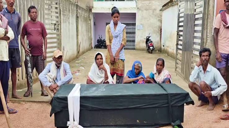 झारखंड : बैंक देरी से पैसे न मिलने पर आदिवासी की मौत झारखंड : बैंक देरी से पैसे न मिलने पर आदिवासी की मौत