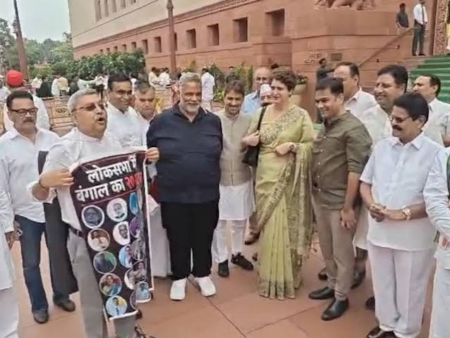 TMC के बागी सांसदों के विलय पर संसद परिसर में प्रियंका गांधी TMC के बागी सांसदों के विलय पर संसद परिसर में प्रियंका गांधी