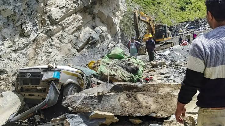 हिमाचल : 80 की मौत 121 सड़कें बंद 1000 करोड़ का नुकसान हिमाचल : 80 की मौत 121 सड़कें बंद 1000 करोड़ का नुकसान