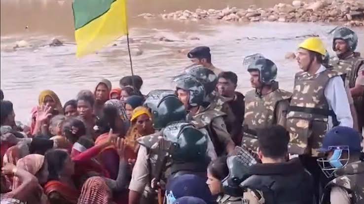 मध्य प्रदेश: 15 दिन बाद केन-बेतवा विरोध प्रदर्शन पुलिस कार्रवाई से समाप्त मध्य प्रदेश: 15 दिन बाद केन-बेतवा विरोध प्रदर्शन पुलिस कार्रवाई से समाप्त