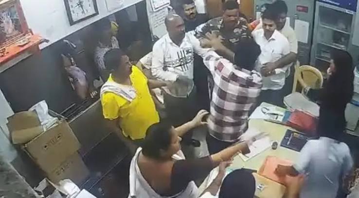 ठाणे अस्पताल में डॉक्टर पर हमले के बाद इस्तीफा, शिवसेना पार्षद गिरफ्तार ठाणे अस्पताल में डॉक्टर पर हमले के बाद इस्तीफा, शिवसेना पार्षद गिरफ्तार