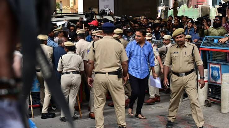 बीआरएस ने तेलंगाना पुलिस पर केटीआर के काफिले को रोकने का आरोप लगाया बीआरएस ने तेलंगाना पुलिस पर केटीआर के काफिले को रोकने का आरोप लगाया