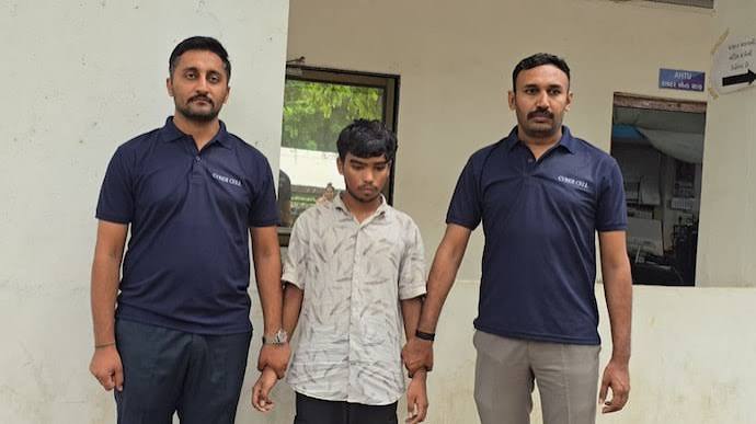 सूरत : 18 वर्षीय ड्रॉपआउट के AI-संचालित साइबर फ्रॉड नेटवर्क का पर्दाफाश सूरत : 18 वर्षीय ड्रॉपआउट के AI-संचालित साइबर फ्रॉड नेटवर्क का पर्दाफाश