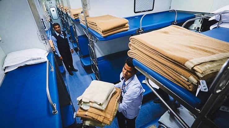 भारतीय रेलवे के एसी कोचों से 4 वर्षों में 1.27 करोड़ चादर, तौलिया,कंबल, तकिया चोरी भारतीय रेलवे के एसी कोचों से 4 वर्षों में 1.27 करोड़ चादर, तौलिया, कंबल, तकिया चोरी; सफाईकर्मियों की सैलरी से वसूली।