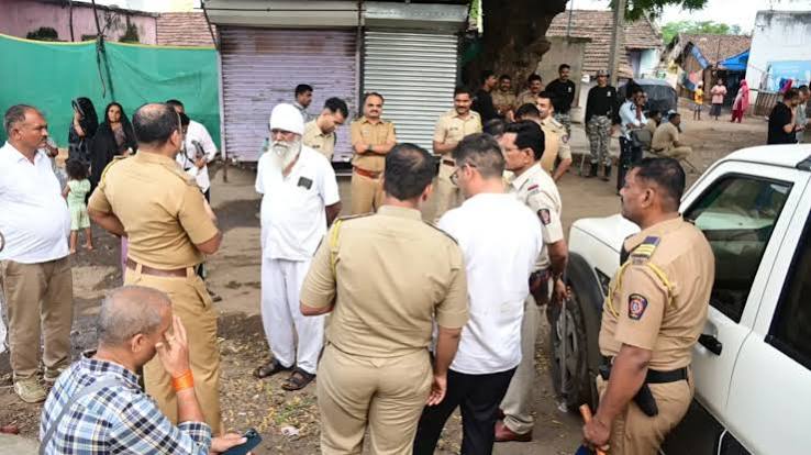 महाराष्ट्र पुलिस ‘ऑपरेशन कॉम्बिंग’: मध्यप्रदेश के उमरती गाँव में अवैध हथियार महाराष्ट्र पुलिस 'ऑपरेशन कॉम्बिंग': मध्यप्रदेश के उमरती गाँव में अवैध हथियार