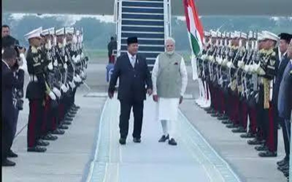 प्रधानमंत्री नरेंद्र मोदी : इंडोनेशिया में भव्य स्वागत सेना के विमान द्वारा एस्कॉर्ट प्रधानमंत्री नरेंद्र मोदी : इंडोनेशिया में भव्य स्वागत सेना के विमान द्वारा एस्कॉर्ट