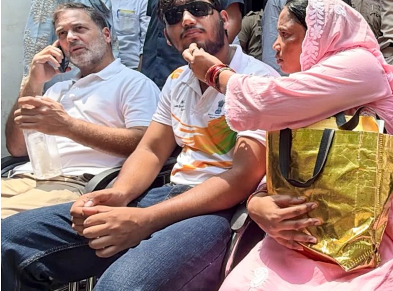 राहुल गांधी का थाने में धरना
