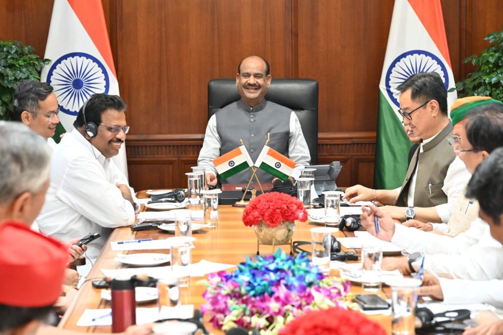 संसद गतिरोध लोकतंत्र, लोकसभा अध्यक्ष भावुक अपील, राजनीतिक टकराव संसद, महत्वपूर्ण विधेयक बहस, संसदीय मर्यादा और चर्चा