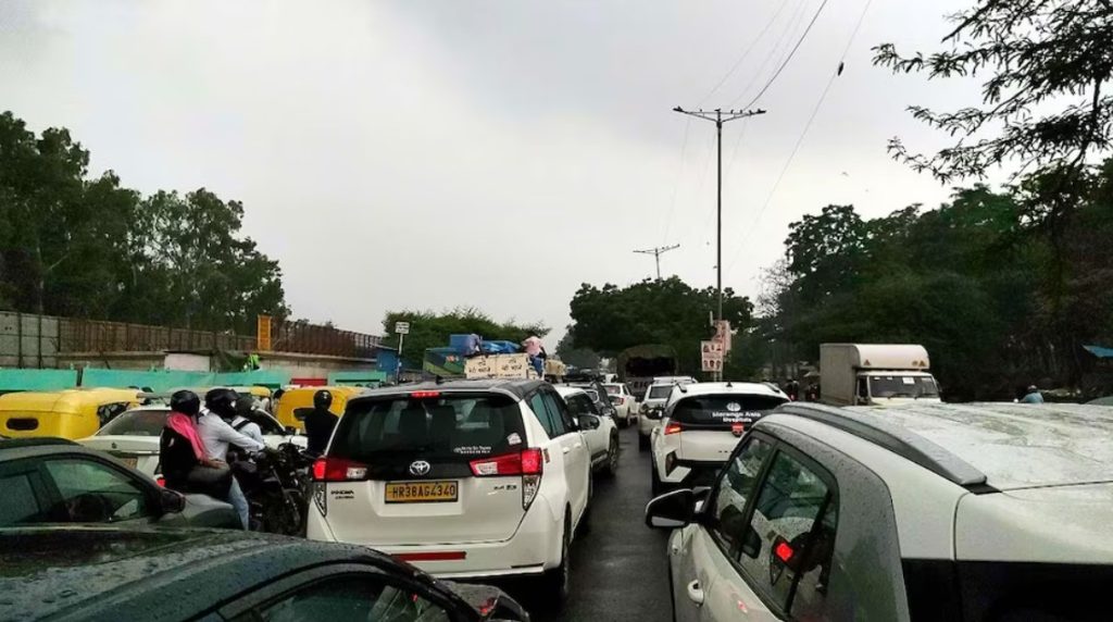 दिल्ली-एनसीआर में मूसलाधार बारिश, लगा भयंकर जाम