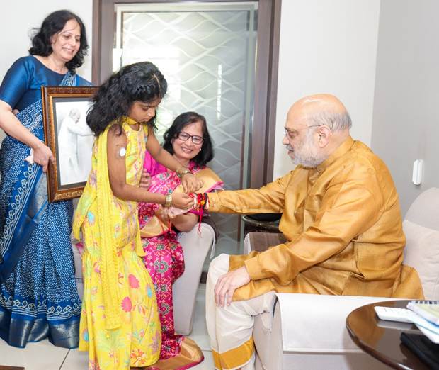 अमित शाह ने मधुमेह पीड़ित बच्चियों संग मनाया रक्षाबंधन