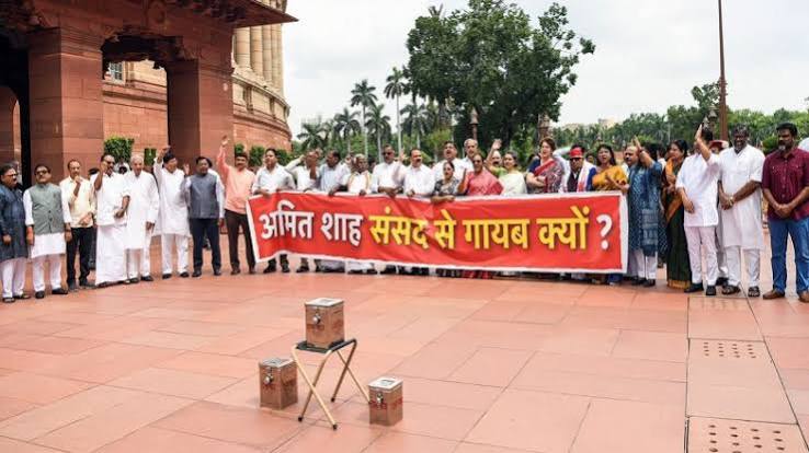 संसद के बाहर अमित शाह, राहुल गांधी, राम मंदिर दान विवाद संसद के बाहर अमित शाह, राहुल गांधी, राम मंदिर दान विवाद