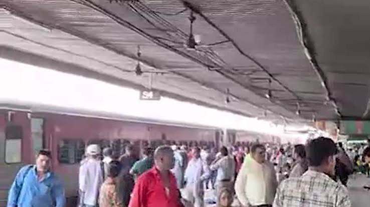 मुंबई-दिल्ली ट्रेन में विदेशी ने फायर एक्सटिंग्विशर चलाया, हिरासत में मौत मुंबई-दिल्ली ट्रेन में विदेशी ने फायर एक्सटिंग्विशर चलाया, हिरासत में मौत