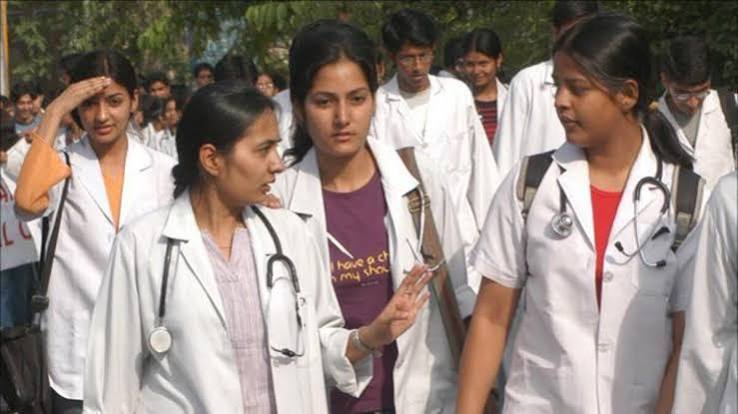 MBBS : पहली बार निजी मेडिकल कॉलेजों में सरकारी संस्थानों से अधिक सीटें MBBS : पहली बार निजी मेडिकल कॉलेजों में सरकारी संस्थानों से अधिक सीटें