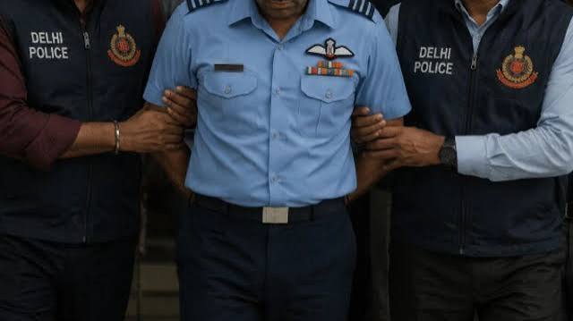 भारतीय वायुसेना के विंग कमांडर गिरफ्तार भारतीय वायुसेना के विंग कमांडर गिरफ्तार