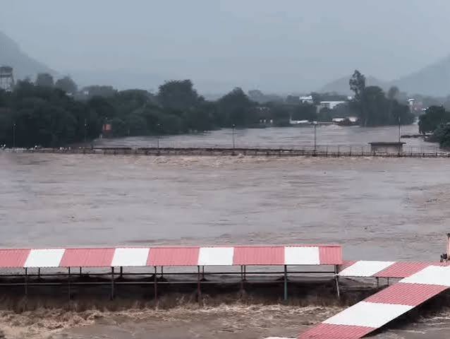 चित्रकूट में मंडाकिनी उफान पर, बाढ़ जैसे हालात से हाई अलर्ट चित्रकूट में मंडाकिनी उफान पर, बाढ़ जैसे हालात से हाई अलर्ट