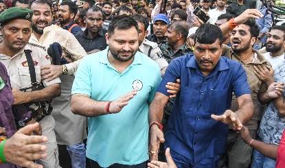 पटना में छात्र आंदोलन के दौरान तेजस्वी यादव हिरासत में, RJD समर्थकों का हंगामा पटना में छात्र आंदोलन के दौरान तेजस्वी यादव हिरासत में, RJD समर्थकों का हंगामा