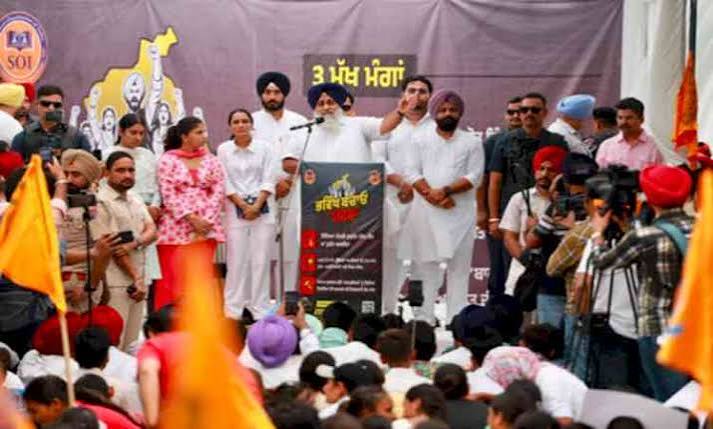 सुखबीर बादल ने केजरीवाल को पेपर लीक बहस की चुनौती दी सुखबीर बादल ने केजरीवाल को पेपर लीक बहस की चुनौती दी