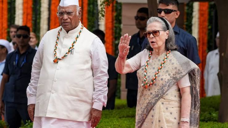 वंदे मातरम पर कांग्रेस का विरोध: राजनीति, अपमान और देशभक्ति पर सवाल वंदे मातरम पर कांग्रेस का विरोध