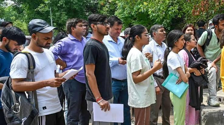 NEET : OMR शीट में गड़बड़ी का आरोप NEET 2026: OMR शीट में गड़बड़ी का आरोप, छह छात्रों ने सुप्रीम कोर्ट में लगाई गुहार