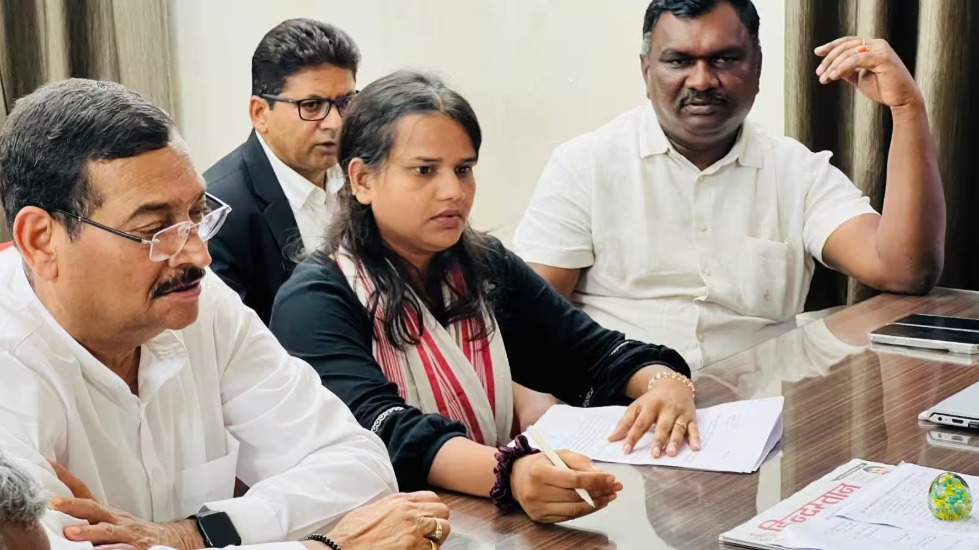 ‘राहुल गांधी को देश कैसे सौंप दें?’ जेएमएम कार्यकर्ताओं पर केस राहुल गांधी को देश कैसे सौंप दें