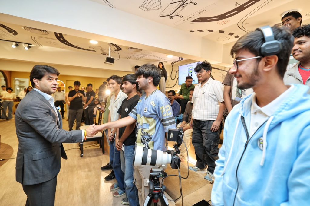 सिंधिया ने मुंबई IIMUN में युवाओं से किया संवाद