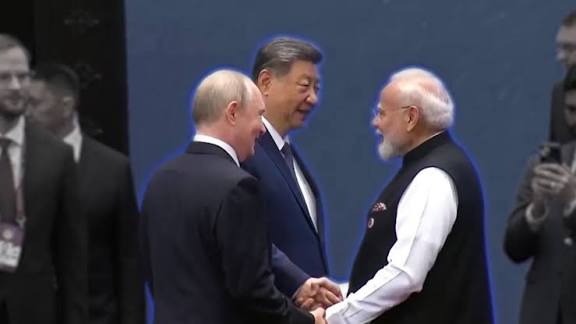 मोदी–पुतिन–शी की हाथ मिलाती तस्वीर: बदलती दुनिया में कूटनीति की उम्मीद पूनम शर्मा अंतरराष्ट्रीय कूटनीति में कुछ क्षण ऐसे होते हैं, जब एक छोटी-सी तस्वीर या एक साधारण-सा इशारा लंबे भाषणों से कहीं अधिक प्रभाव छोड़ जाता है। बिश्केक में आयोजित 26वें शंघाई सहयोग संगठन (SCO) शिखर सम्मेलन के दौरान प्रधानमंत्री नरेंद्र मोदी, रूस के राष्ट्रपति व्लादिमीर पुतिन और चीन के राष्ट्रपति शी जिनपिंग के बीच हाथ मिलाने और मुस्कुराने का क्षण ऐसा ही एक दृश्य है। एससीओ नेताओं के पारंपरिक ‘फैमिली फोटो’ के लिए एकत्र होने के दौरान तीनों नेताओं का यह संक्षिप्त लेकिन आकर्षक क्षण कैमरे में कैद हुआ। वीडियो में तीनों नेता मुस्कुराते हुए और हाथ थामे नजर आए। क्रेमलिन पूल ने भी इस वीडियो को “Strategic alignment: Russia-India-China” के कैप्शन के साथ साझा किया। निश्चित रूप से किसी एक तस्वीर को अंतरराष्ट्रीय राजनीति का अंतिम निष्कर्ष नहीं माना जा सकता। भारत, रूस और चीन के अपने-अपने राष्ट्रीय हित, रणनीतिक प्राथमिकताएं और मतभेद हैं। लेकिन इसके बावजूद यह तस्वीर एक महत्वपूर्ण संदेश जरूर देती है—संवाद के दरवाजे बंद नहीं हुए हैं। आज की दुनिया में यह संदेश पहले से कहीं अधिक महत्वपूर्ण है। भारत और रूस के संबंध दशकों पुराने और गहरे हैं। वहीं चीन के साथ भारत के संबंध जटिल रहे हैं, जिनमें सहयोग के अवसरों के साथ गंभीर मतभेद भी मौजूद हैं। रूस और चीन के बीच भी अपने रणनीतिक हित हैं। ऐसे में तीनों देशों के शीर्ष नेताओं का एक साथ सहज और सौहार्दपूर्ण दिखाई देना इस बात का संकेत है कि अंतरराष्ट्रीय संबंधों में बातचीत और संपर्क की अपनी अलग अहमियत है। यही शायद बिश्केक की इस तस्वीर का सबसे सकारात्मक पक्ष है। अंतरराष्ट्रीय राजनीति में स्थायी मित्र या स्थायी शत्रु जैसी अवधारणाएं हमेशा व्यावहारिक नहीं होतीं। देशों के संबंध उनके राष्ट्रीय हितों, परिस्थितियों और रणनीतिक आवश्यकताओं से निर्धारित होते हैं। एक देश दूसरे से किसी मुद्दे पर असहमत हो सकता है, लेकिन दूसरे क्षेत्र में सहयोग भी कर सकता है। इसलिए कूटनीति का सबसे महत्वपूर्ण सिद्धांत यही है कि मतभेदों के बावजूद संवाद जारी रखा जाए। भारत की विदेश नीति में यह व्यावहारिक दृष्टिकोण स्पष्ट दिखाई देता है। भारत ने लंबे समय से रणनीतिक स्वायत्तता को महत्व दिया है। वह अमेरिका और यूरोप के साथ अपने संबंध मजबूत कर रहा है, लेकिन रूस के साथ अपने पारंपरिक संबंधों को भी महत्व देता है। साथ ही भारत एससीओ और ब्रिक्स जैसे बहुपक्षीय मंचों पर सक्रिय है तथा हिंद-प्रशांत क्षेत्र में भी अपनी भागीदारी बढ़ा रहा है। इस बदलती वैश्विक व्यवस्था में भारत की यही बहुआयामी कूटनीति उसकी एक बड़ी ताकत बन सकती है। मोदी–पुतिन–शी की तस्वीर को इसी व्यापक संदर्भ में देखना चाहिए। इसे किसी नए राजनीतिक गठबंधन की घोषणा के रूप में देखना उचित नहीं होगा। न ही इसका अर्थ यह है कि तीनों देशों के बीच सभी मतभेद समाप्त हो गए हैं। अंतरराष्ट्रीय संबंध इतने सरल नहीं होते। लेकिन तस्वीर का महत्व फिर भी कम नहीं होता। कूटनीति केवल समझौतों और घोषणापत्रों का नाम नहीं है। कूटनीति संवाद का वातावरण बनाने की कला भी है। नेताओं के बीच व्यक्तिगत संवाद, सहज मुलाकात और सकारात्मक सार्वजनिक व्यवहार कई बार कठिन मुद्दों पर बातचीत की जमीन तैयार करते हैं। आज जब दुनिया कई तरह के संघर्षों, आर्थिक अनिश्चितताओं, तकनीकी प्रतिस्पर्धा और बढ़ते भू-राजनीतिक तनावों से गुजर रही है, तब संवाद की आवश्यकता और बढ़ जाती है। एससीओ जैसे मंच इस दृष्टि से महत्वपूर्ण हैं। अलग-अलग राजनीतिक और रणनीतिक दृष्टिकोण रखने वाले देशों को एक ही मंच पर बैठने का अवसर मिलता है। सुरक्षा, आर्थिक सहयोग, क्षेत्रीय स्थिरता और वैश्विक चुनौतियों जैसे विषयों पर बातचीत के लिए ऐसे मंच आवश्यक हैं। बिश्केक का यह दृश्य दुनिया को एक और महत्वपूर्ण बात याद दिलाता है—मतभेद संवाद को समाप्त करने का कारण नहीं होने चाहिए। आज अंतरराष्ट्रीय राजनीति को अक्सर केवल दो खानों में बांटकर देखा जाता है—मित्र या दुश्मन, सहयोगी या प्रतिद्वंद्वी। लेकिन वास्तविक दुनिया इससे कहीं अधिक जटिल है। राष्ट्र किसी एक मुद्दे पर प्रतिस्पर्धा कर सकते हैं और दूसरे मुद्दे पर सहयोग कर सकते हैं। वे गंभीर मतभेदों के बावजूद बातचीत जारी रख सकते हैं। भारत के लिए यही संतुलित दृष्टिकोण भविष्य की कूटनीतिक शक्ति का आधार बन सकता है। प्रधानमंत्री मोदी, राष्ट्रपति पुतिन और राष्ट्रपति शी जिनपिंग की मुस्कुराती हुई तस्वीर को इसलिए केवल एक वायरल वीडियो या फोटो के रूप में नहीं देखना चाहिए। यह एक प्रतीकात्मक क्षण है—एक ऐसा क्षण जो बताता है कि वैश्विक राजनीति में संवाद के लिए अभी भी जगह है। भारत के सामने अवसर है कि वह अपनी बढ़ती वैश्विक भूमिका का इस्तेमाल रचनात्मक संवाद को बढ़ावा देने के लिए करे। राष्ट्रीय हितों की दृढ़ता से रक्षा करते हुए भी बातचीत के रास्ते खुले रखे जा सकते हैं। मजबूती और संवाद एक-दूसरे के विरोधी नहीं हैं। अंततः बिश्केक का यह हाथ मिलाने वाला क्षण हमें यही याद दिलाता है कि दुनिया को केवल रणनीतिक शक्ति की नहीं, बल्कि संवाद के पुलों की भी जरूरत है। 21वीं सदी यदि टकराव के बजाय सहयोग की सदी बननी है, तो दुनिया के बड़े नेताओं को मतभेदों के बावजूद एक-दूसरे से मिलते रहना होगा। मोदी, पुतिन और शी की यह तस्वीर उसी उम्मीद की एक सकारात्मक झलक है—तीन बड़ी शक्तियां, अपने अलग-अलग हितों और दृष्टिकोणों के बावजूद, एक क्षण के लिए साथ खड़ी दिखाई दीं। बंटती हुई दुनिया में यह दृश्य केवल देखने लायक नहीं, बल्कि कूटनीति की ताकत पर भरोसा करने का कारण भी है।